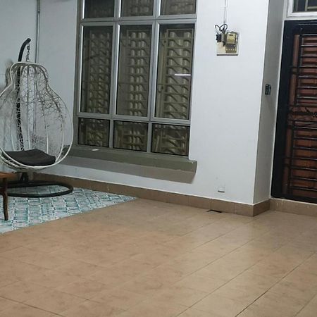 Zulaikha'S Homestay Ulu Tiram Johor Bahru Eksteriør billede